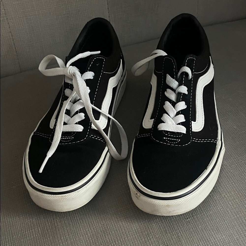 Vans Black and White Classic Sneakers - Women’s 7 - like new!